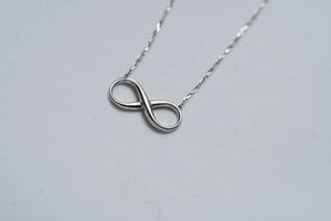 Gold Infinity Medal Chain White Gold - Cadena Medalla Infinito en Oro Blanco